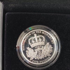 2010 - Moeda £5 da Restoration of the Monarchy