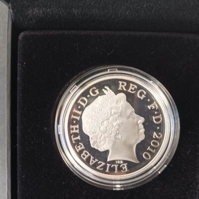 2010 – Moeda £5 da Restoration of the Monarchy