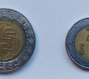 Moedas de 5 pesos e de 1 pesos mexicanos