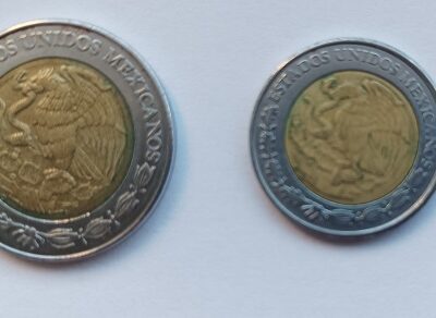 Moedas de 5 pesos e de 1 pesos mexicanos